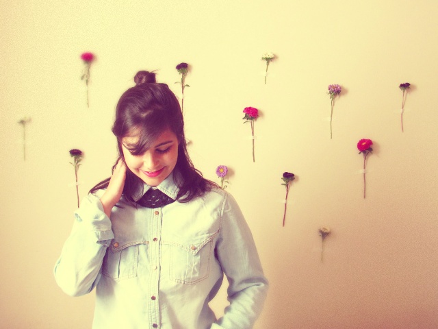 Colar de crochê preto, de usar bem rente ao pescoço, tipo uma golinha.