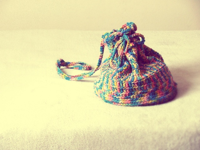Bolsa saco colorida de crochê. Sou apaixonada por ela.