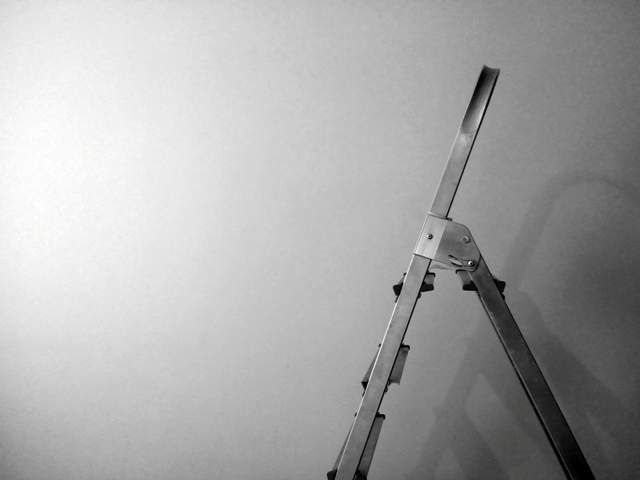 Aqui jaz uma parede pálida.