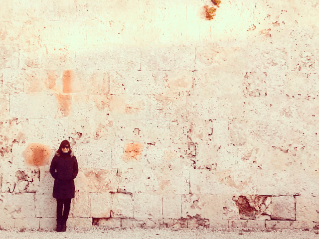 Ana, o casaco amigo e um dos muros da Mdina, a antiga capital de Malta.