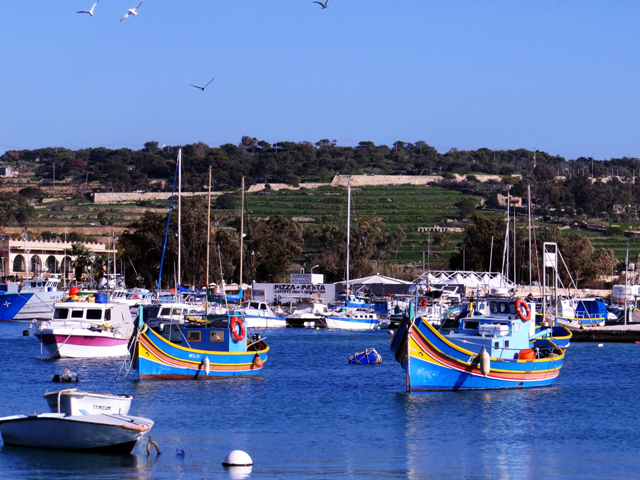 Barquinhos em Marsaxlokk, cidade de pescadores.