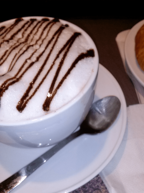 Você pede um café com leite grande e a bebida vem praticamente em uma tigela de sopa. Taí um país que entendeu o espírito da coisa.