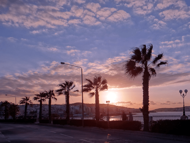 Fim de tarde na orla de Bugibba.